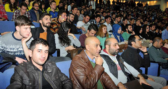 adil-oyun-selcuk-universitesinde-ogrencilerle-bulustu