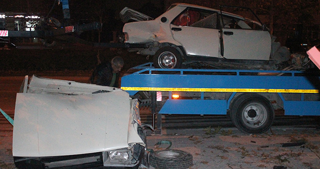 konyada-agaca-carpan-otomobil-ikiye-ayrildi-2