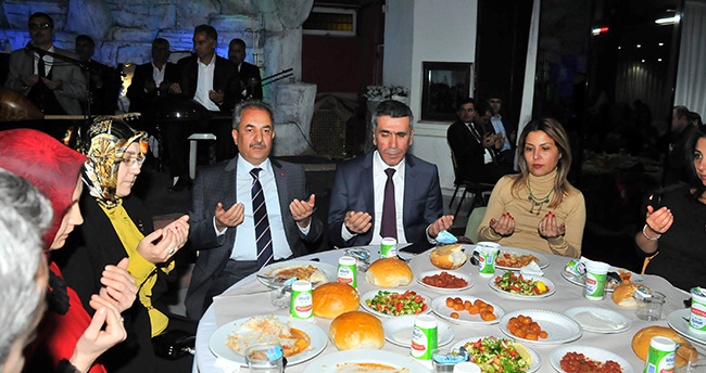 baskan-akkaya-ogretmenlerle-yemekte-bulustu-2