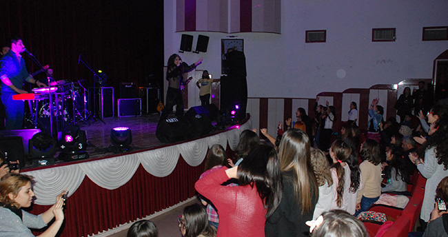 aydilge-hayranlari-ile-bulustu