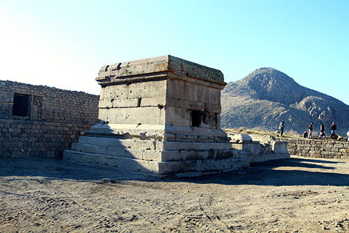 karamanda-piramidal-anit-mezar-ve-tapinak-bulundu-1