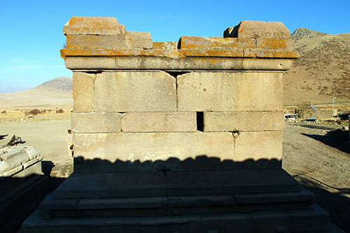 karamanda-piramidal-anit-mezar-ve-tapinak-bulundu-2