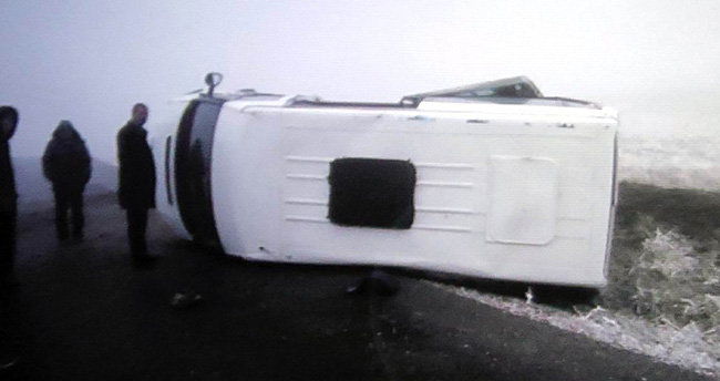 konyada-ogrenci-tasiyan-minibus-devrildi-6-yarali-2