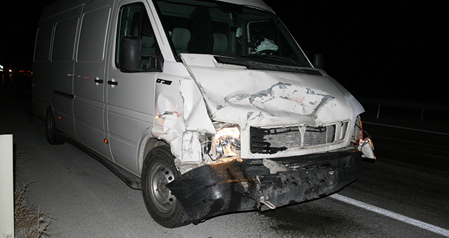 konyada-minibus-otomobile-arkadan-carpti-1-yarali-2