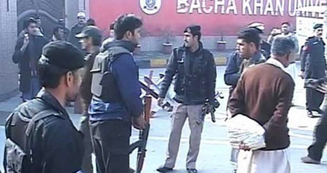 pakistanda-saldirganlar-universiteyi-basti-2