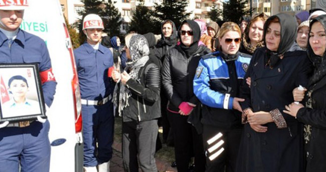 aysegul-purnek-duvagi-ile-yolcu-edildi-5