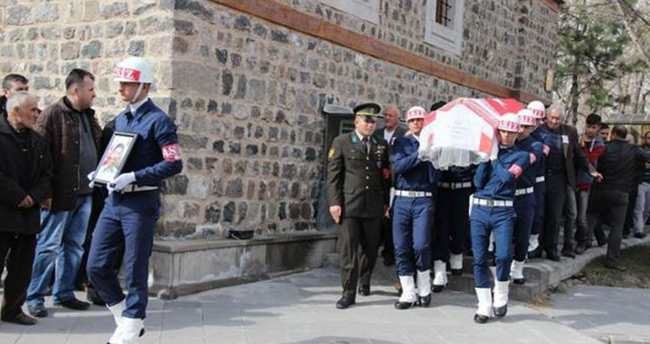aysegul-purnek-duvagi-ile-yolcu-edildi-2