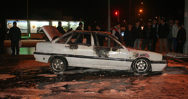 konyada-isikta-bekleyen-arac-bir-anda-alev-adi-2