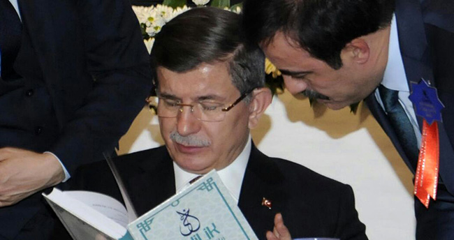 selcuk-ozturk-basbakan-davutogluna-ahilik-kitabi-hediye-etti-2
