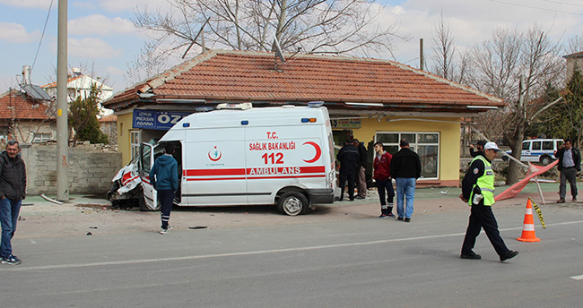 karamanda-ambulans-ile-otomobil-carpisti-6-yarali-2