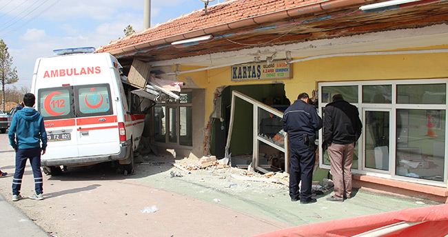 karamanda-ambulans-ile-otomobil-carpisti-6-yarali-3