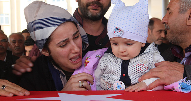 sehit-esini-9-aylik-bebegiyle-ugurladi-2
