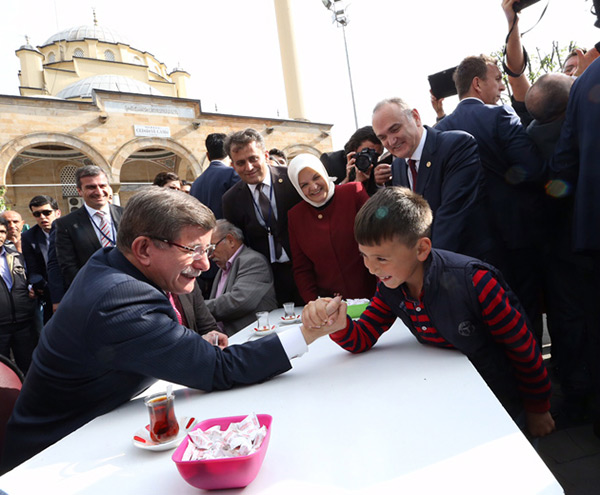 basbakan-davutoglu-kucuk-enesle-bilek-guresi-yapti-2