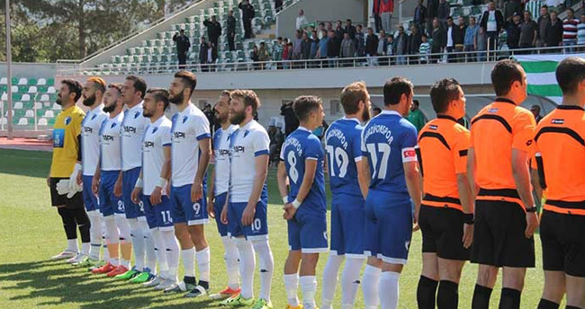 futbol-sahasinda-ilginc-olay-protokole-sirtlarini-donduler-2
