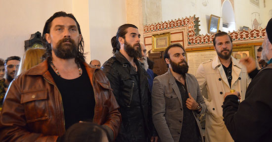 dirilis-ertugrul-oyunculari-konyada-hayranlariyla-bulustu-3