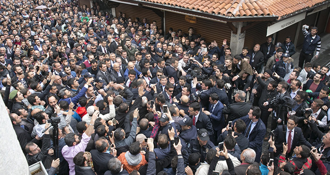 basbakan-davutoglu-cuma-namazini-kapu-camiinde-kildi-2