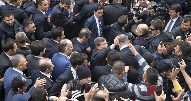 basbakan-davutoglu-cuma-namazini-kapu-camiinde-kildi-3