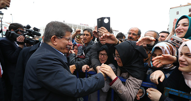 basbakan-davutoglu-cuma-namazini-kapu-camiinde-kildi-4