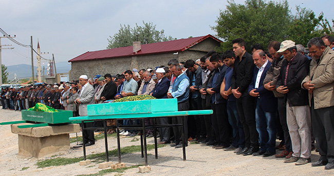 konyadaki-kazada-yanarak-olen-kari-koca-topraga-verildi-2