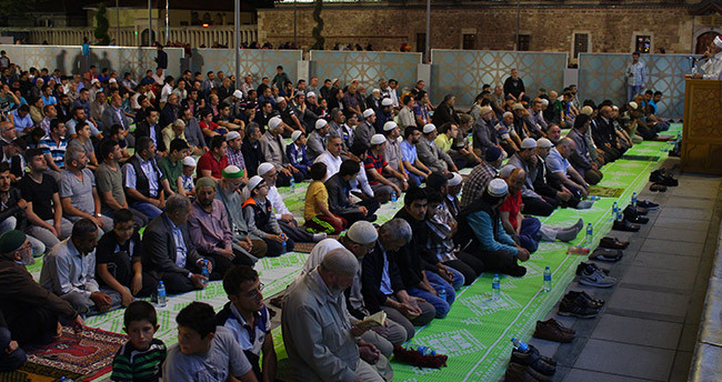 konyada-ilk-teravih-namazi-coskusu-3