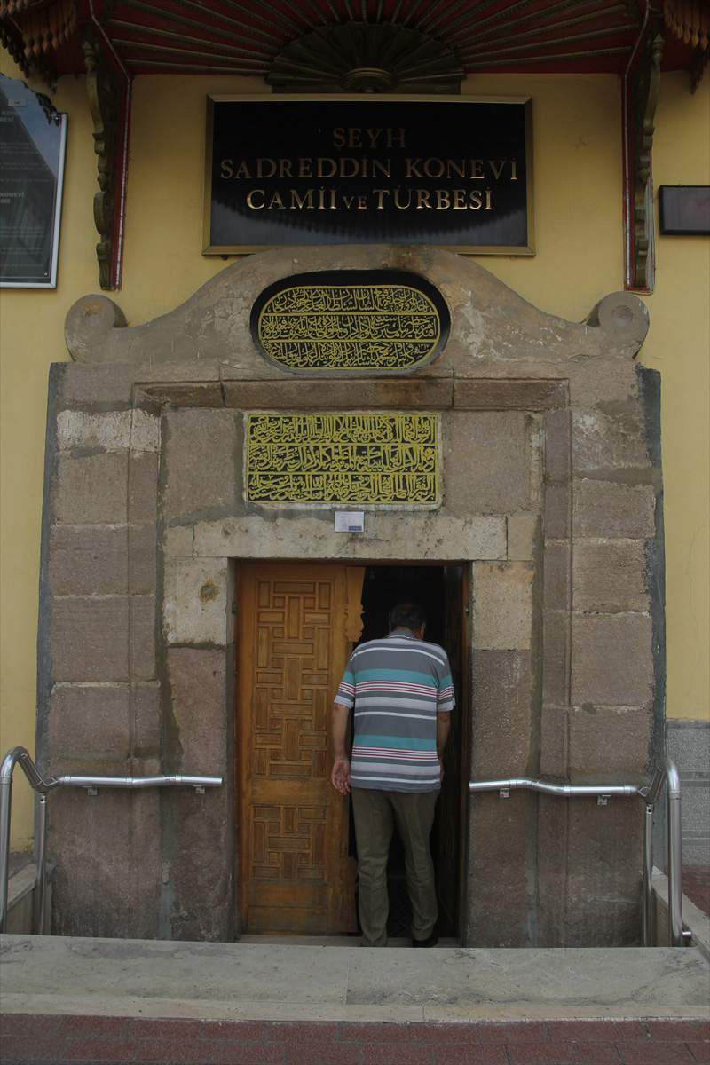 konyadaki-camiye-kibleden-giriliyor-2