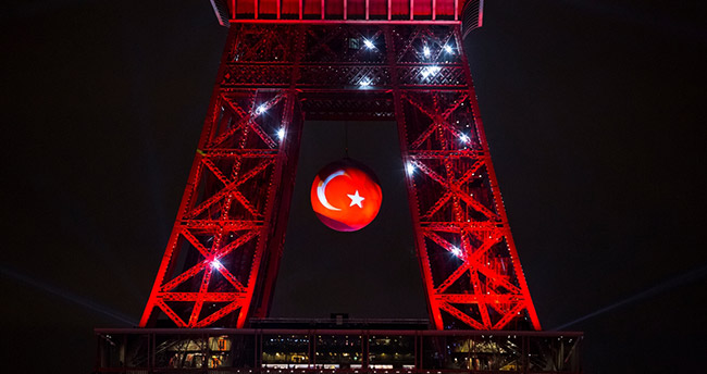 eyfel-kulesi-yeniden-turk-bayragina-burundu-2