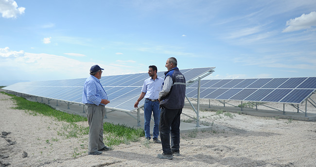 konyada-bir-ciftci-gunesle-400-dekar-araziyi-suluyor-3