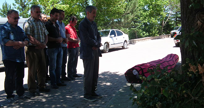 3-polisi-sehit-eden-uzman-cavusun-oglununun-cenazesini-cami-cemaati-istemedi-2