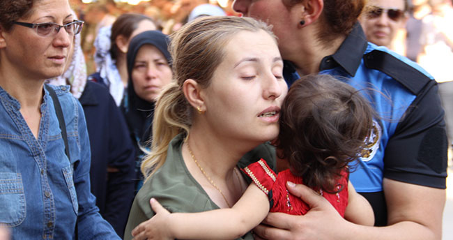 sehit-esi-ikisini-bir-koyun-ne-olur-benim-yavrum-korkar-4