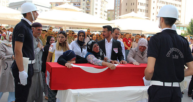 sehit-esi-ikisini-bir-koyun-ne-olur-benim-yavrum-korkar-7