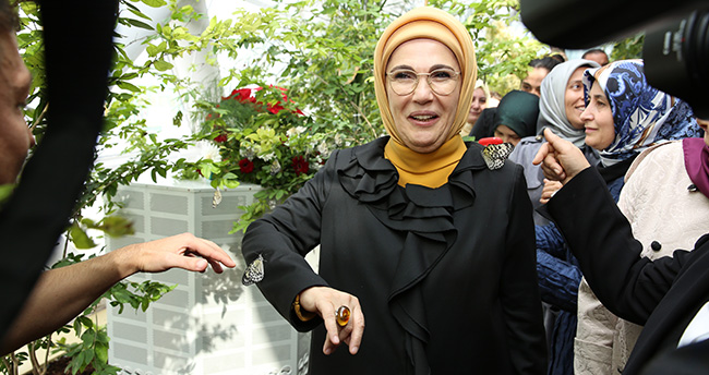 emine-erdogan-selcuklu-kelebek-bahcesini-gezdi-2