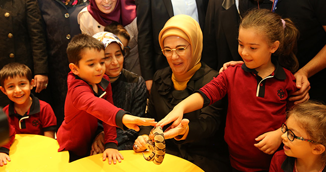 emine-erdogan-selcuklu-kelebek-bahcesini-gezdi-3