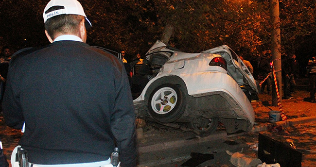 konyada-trafik-kazasi-hurdaya-donen-otomobilden-sag-ciktilar-2