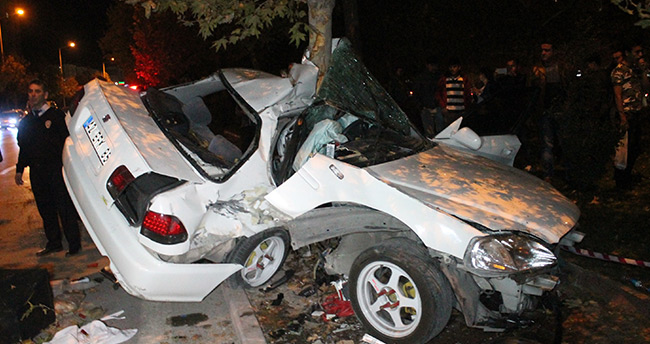 konyada-trafik-kazasi-hurdaya-donen-otomobilden-sag-ciktilar-4