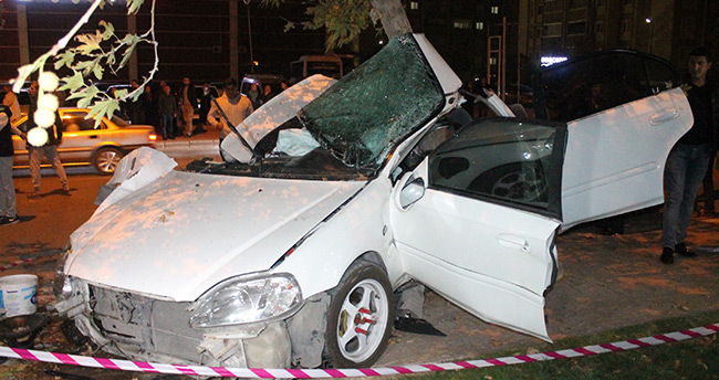 konyada-trafik-kazasi-hurdaya-donen-otomobilden-sag-ciktilar-3