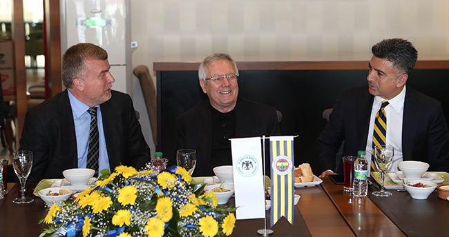 konyaspor-yonetiminden-fenerbahce-yonetimine-yemek