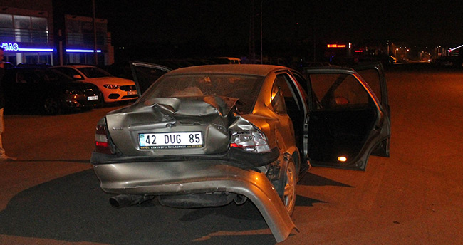 konyada-kamyonet-otomobile-arkadan-carpti-1-yarali