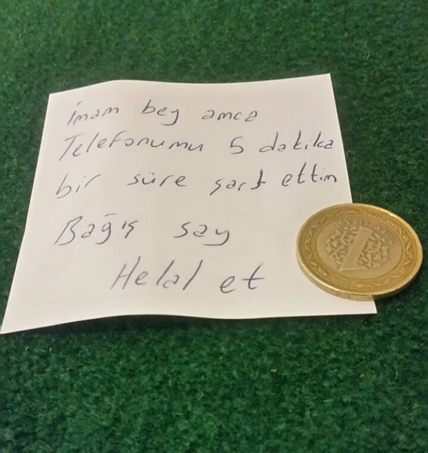 camide-telefonunu-sarj-etti-helallik-isteyen-not-1-lira-birakti-2