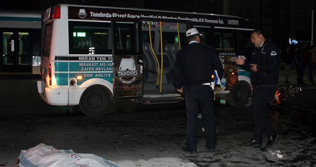 konyada-minibus-motosikletle-carpisti-1-olu-1-yarali-2